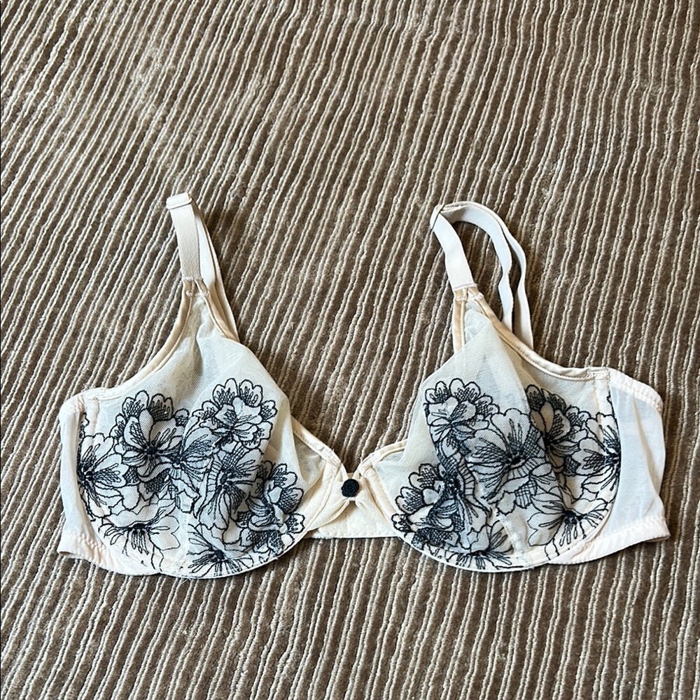 Wacoal Cream and Black Lace Bra with Underwire Size 36C​